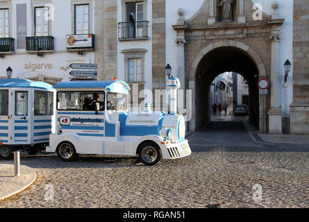 Touristischer Zug in der Vila Faro Arch in Portugal Stockfoto