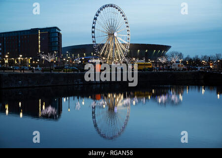 Das Rad von Liverpool bei Keel Wharf in Liverpool, England. Das Riesenrad steht neben der M&S-Bank Arena (ehemals der Echo Arena in Liverpool). Stockfoto