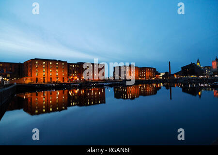 Gebäude der Royal Albert Dock spiegeln sich in den Salthouse Dock in Liverpool, England. Das Dock auf den Fluss Mersey ist das älteste in Liverpool. Stockfoto