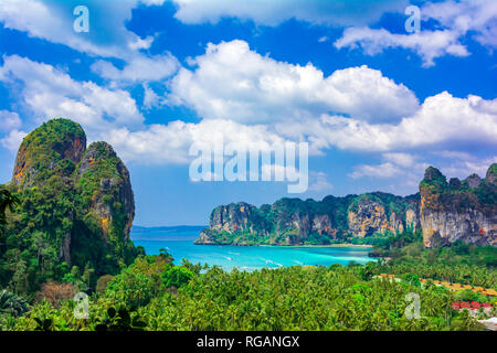 Railey Beach, Krabi, Thailand: Schöne Übersicht mit blauem Wasser und Kalkfelsen Stockfoto