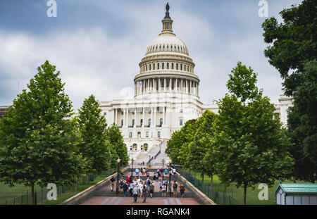 WASHINGTON DC, USA - Juni 2017: Paar junger Touristen das Kapitol in Washington DC besuchen an einem sonnigen Sommertag. Externe Ansicht des w Stockfoto