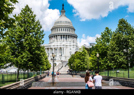 WASHINGTON DC, USA - Juni 2017: Paar junger Touristen das Kapitol in Washington DC besuchen an einem sonnigen Sommertag. Externe Ansicht des w Stockfoto