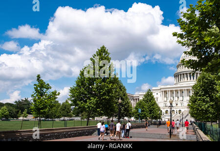 WASHINGTON DC, USA - Juni 2017: Paar junger Touristen das Kapitol in Washington DC besuchen an einem sonnigen Sommertag. Externe Ansicht des w Stockfoto