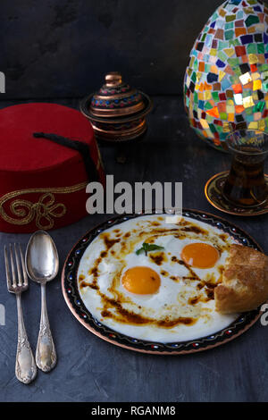 Cilbir, Eier, Butter und Joghurt mit würziger Kräuter, serviert mit Brot und Tee, türkische Küche, kopieren Raum Stockfoto