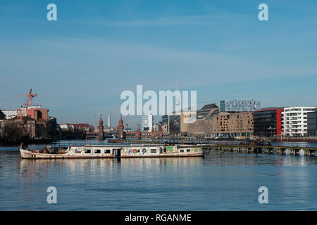 Berlin, Deutschland - Januar 2019: Berliner Skyline von Spree mit Schiff Ruine, Oberbaumbrücke und Fernsehturm Stockfoto