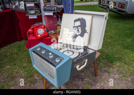 Enfield, Middlesex, Großbritannien - 24.Mai 2015: Alte vintage Record Player stehen auf einem kleinen Tisch. Deckel öffnen und einen Datensatz von Buddy Holly Story ist abgestützt Stockfoto