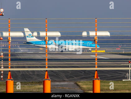 Flughafen Düsseldorf International DUS, Deutschland, KLM cityhopper Embraer ERJ-175, STD, auf der Rollbahn, Stockfoto