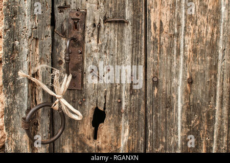 Alten verwitterten grunge Holztür mit Eisenring und closeup Griff Stockfoto