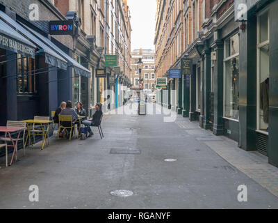 St. Martins, London, UK, 16. Mai 2014: Blick auf der Suche nach Cecil Court von St. Martins zur Verkohlung Cross Road. Eine enge Gasse mit vielen booksell Stockfoto