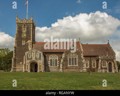 Sandringham, Norfolk, Großbritannien - 26 April 2014: vollständige Ansicht der Maria Magdalena Kirche auf dem Sandringham Estate in Nolfolk. Kreuz von St. George flag Flying fr Stockfoto