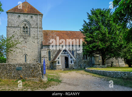 Jevington, Susssex, UK - August 1, 2 o 018: Blick auf die Kirche St. Andreas in der Ortschaft Jevingron, Sussex. Stockfoto