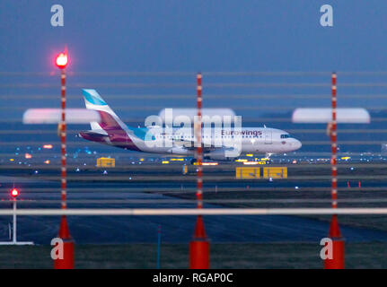 Flughafen Düsseldorf International DUS, Deutschland, Eurowings, Airbus A 319-132, auf der Rollbahn, Stockfoto