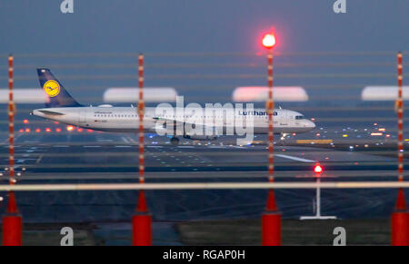 Flughafen Düsseldorf International DUS, Deutschland, Lufthansa, Airbus A 321-231, auf der Rollbahn, Stockfoto