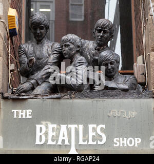 Beatles Statue über dem Beatles Shop auf der Matthew Street in Liverpool, England. Stockfoto