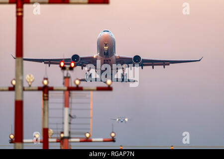 Flughafen Düsseldorf International DUS, Deutschland, Flugzeug hebt ab der Start- und Landebahn Süd, Eurowings, einem anderen Flugzeug ist bereits auf dem Flughafen, Stockfoto