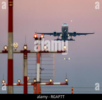 Flughafen Düsseldorf International DUS, Deutschland, Flugzeug hebt ab der Start- und Landebahn Süd, ein anderes Flugzeug ist bereits der Flughafen vor der Tür. Stockfoto