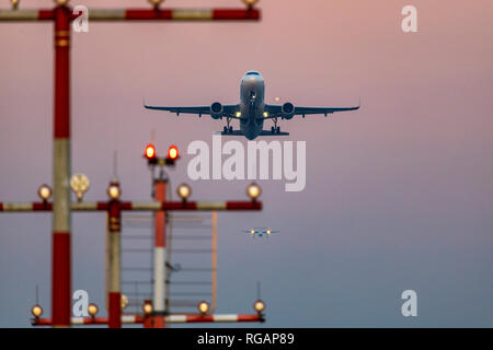 Flughafen Düsseldorf International DUS, Deutschland, Flugzeug hebt ab der Start- und Landebahn Süd, ein anderes Flugzeug ist bereits der Flughafen vor der Tür. Stockfoto