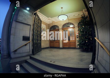 Eingang von der Straße mit Weihnachtsbaum Freimaurer Hall 96 George Street, Edinburgh EH2 3DH Stockfoto