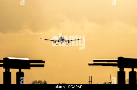 Flughafen Düsseldorf International DUS, Deutschland, Jet Flugzeug Landung, Ansätze Start- und Landebahn Süd, Stockfoto