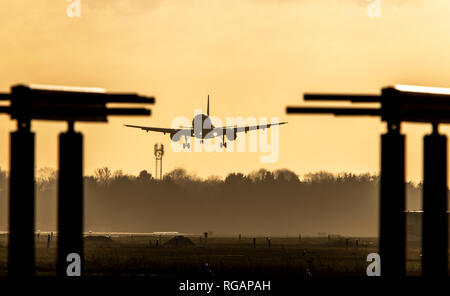 Flughafen Düsseldorf International DUS, Deutschland, Jet Flugzeug Landung, Ansätze Start- und Landebahn Süd, Stockfoto