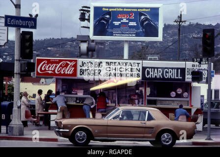 Joe's Big Burger stehen mit klassischen Mustang in Los Angeles, CA ca. 1978 Stockfoto