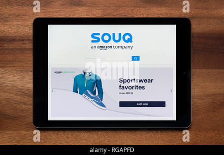 Die Website von Souq.com gesehen auf einem iPad Tablet, der ruht auf einem Holztisch (nur redaktionelle Nutzung). Stockfoto