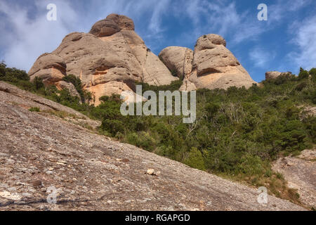 Berge von Montserrat in Katalonien Spanien in einem sonnigen Tag. Sehr interessante Felsen. Stockfoto