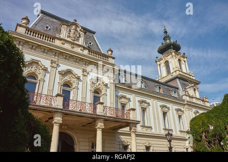 Sehr berühmte Schloss in einer ungarischen Stadt Keszthely, Schloss Festetics in einem sonnigen Tag. Stockfoto