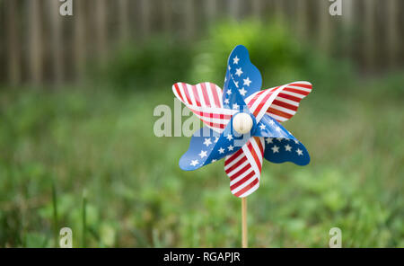 Eine Nahaufnahme bokeh Foto von einem Windrad mit der amerikanischen Flagge Sterne und Streifen Muster. Stockfoto