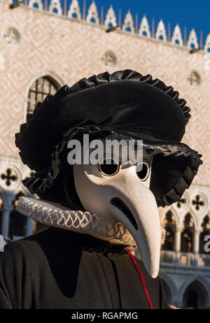 Pest Arzt Maske, Tracht im 17. Jahrhundert und historischen Charakter des Karneval in Venedig erfunden Stockfoto