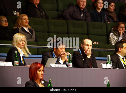 Kiew, Ukraine - 18. MÄRZ 2017: Morinari Watanabe von Japan (C), Präsident der FIG (Internationaler Turnverband) - VIP-Gast der rhythmischen Gymnast Stockfoto