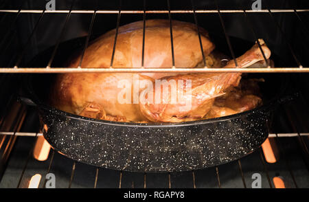 Eine köstliche Türkei im Backofen fertig zu werden und serviert. Stockfoto