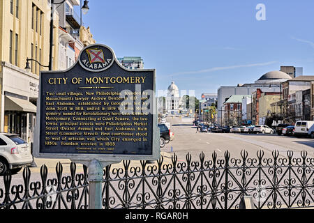 Historische Markierung zur Beschreibung der Stadt Montgomery Alabama Gründung mit Dexter Avenue und das State Capitol in den Hintergrund in Montgomery, AL, USA. Stockfoto