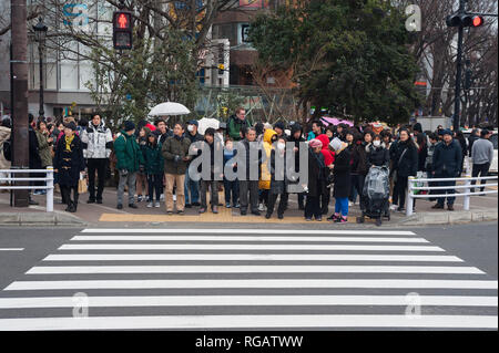 31.12.2017, Tokyo, Japan, Asien - Menschen warten auf einen Zebrastreifen in der Shibuya ward. Stockfoto