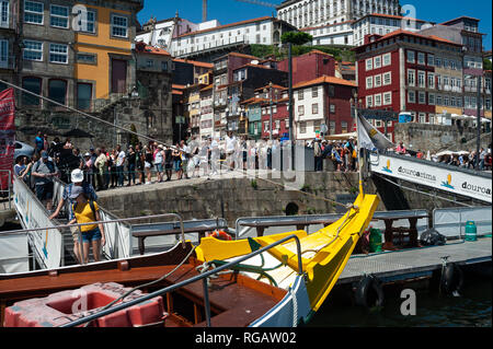 14.06.2018, Porto, Portugal, Europa - Touristen board Boote auf dem Fluss Douro entlang der Cais da Ribeira riverfront Promenade mit den Ribeira Altstadt Stockfoto