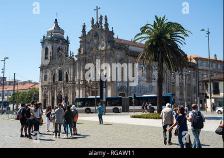 15.06.2018, Porto, Portugal, Europa - Menschen auf einem öffentlichen Platz vor der Carmo und Carmelitas Kirchen. Stockfoto