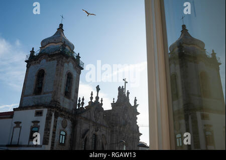 16.06.2018, Porto, Portugal, Europa - der Carmo und Carmelitas Kirchen sind in einem offenen Fenster wider. Stockfoto