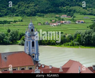 Die durnstein Kloster Kirchturm mit Blick auf die Wachau an der Donau in Österreich. Stockfoto