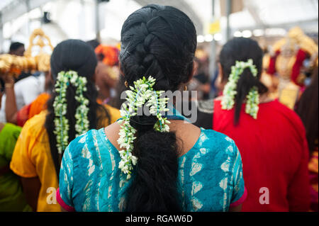 21.01.2019, Singapur, Republik Singapur, Asien-hinduistischen Frauen tragen traditionelle floralen Bändern während der Vorbereitungen für das Thaipusam Fest. Stockfoto