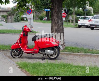 Ein funkelnder roter Vespa Roller in Wien, Österreich. Stockfoto