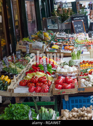 An einem der vielen Stände in der Naschmarkt in Wien, Österreich. Stockfoto