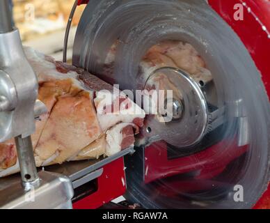 Ein vintage Berkel Fleisch Hobel an einem der vielen Stände in der Naschmarkt in Wien, Österreich. Stockfoto