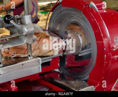 Ein vintage Berkel Fleisch Hobel an einem der vielen Stände in der Naschmarkt in Wien, Österreich. Stockfoto