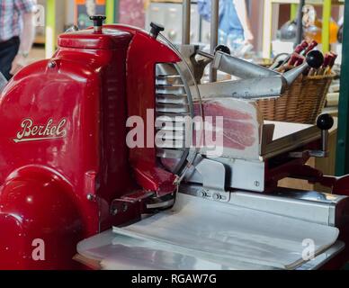 Ein vintage Berkel Fleisch Hobel an einem der vielen Stände in der Naschmarkt in Wien, Österreich. Stockfoto