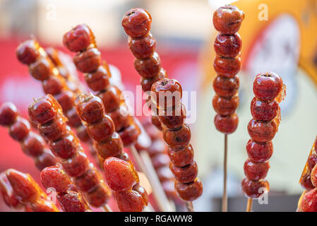 Tanghulu Traditionelle Chinesische harten Karamell beschichtet Fruchtspieße close-up auch genannt Bing tanghulu kandierte Hawthorn sticks Stockfoto