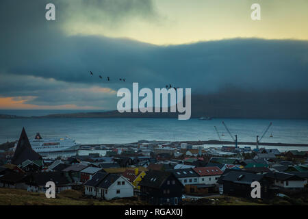 Tórshavn an sunrirs. Im Hintergrund die Insel Nólsoy. Färöer Inseln Stockfoto