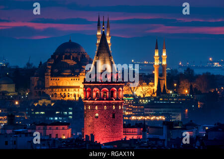 Ansicht der Galata Turm und die Süleymaniye Moschee, Istanbul Stockfoto