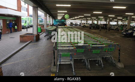 Stapel von trolleys bei Asda Superstore in Colindale, London, Vereinigtes Königreich Stockfoto