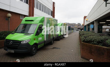 Lieferung van bei Asda Superstore in Colindale, London geparkt Stockfoto