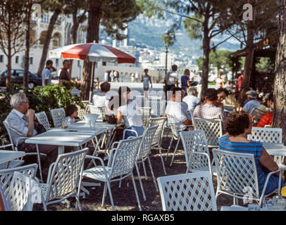 Frankreich. Monaco. Monte-Carlo. Französische Riviera. Der Schlossplatz mit dem Königsschloss und ein open Air Cafe Restaurant. Stockfoto